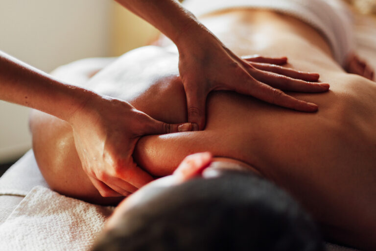 Terapeuta de masaje en D'Vida Clinic en Beaverton OR